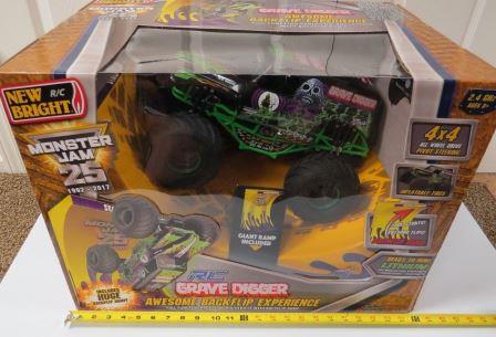 Grave Digger 1:10 Scale Monster Jam Stadium Experience Remote Control ...